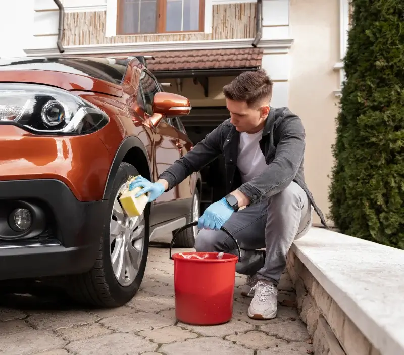 Lavage auto à domicile Le Controis-en-Sologne : professionnel intervenant sur un véhicule